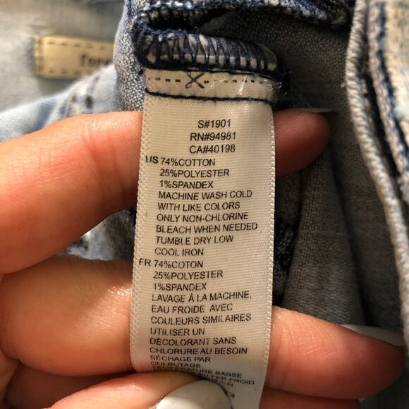 Forever 21 MEDIUM Slight Distress Light Wash Four Pocket Button Up Jean Jacket - Picture 12 of 13